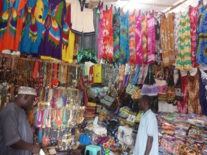 Esplosione di colori in una bottega di Abidjan!