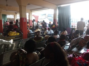 La sala d'attesa alla stazione dei pullman ad Adjamé